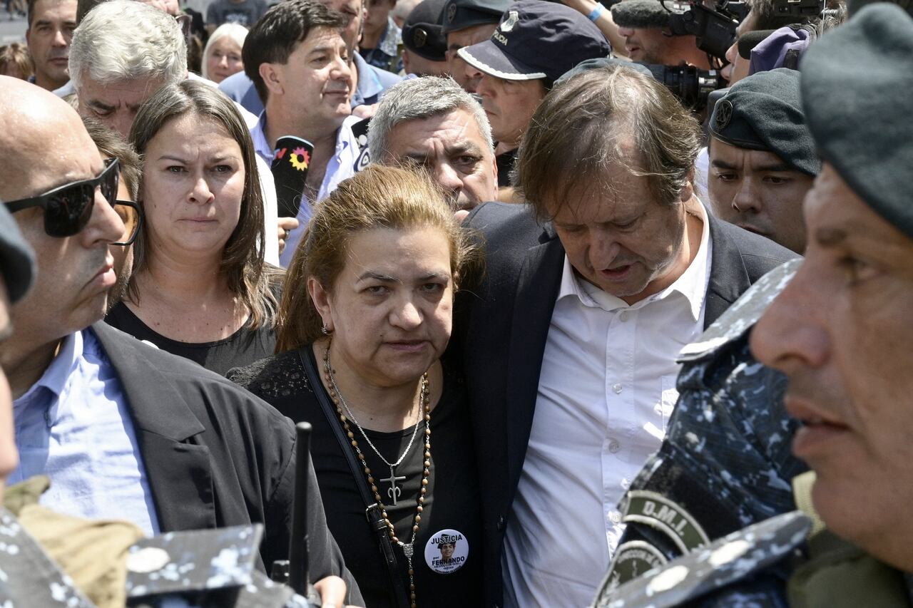 La madre de Fernando Báez Sosa, quien fue asesinado por un grupo de rugbiers en 2020, sale de la corte después de la audiencia de sentencia en Dolores, provincia de Buenos Aires, Argentina el 6 de febrero de 2023. (Photo by JUAN MABROMATA / AFP)