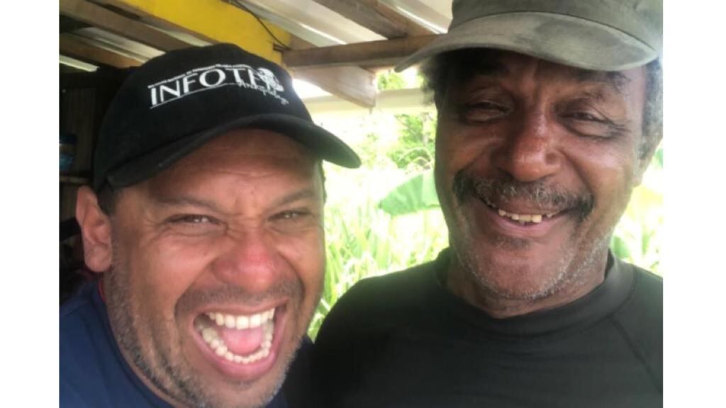 Trompetero junto a Mantarraya, sobreviviente del huracán y protagonista de uno de sus relatos.