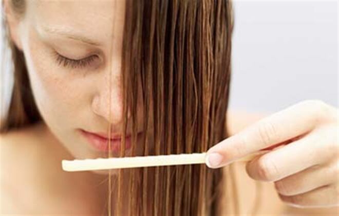 El cabello produce cierta electricidad que, junto con la humedad, lo vuelve rebelde y por lo tanto, sea dificil dominarlo,