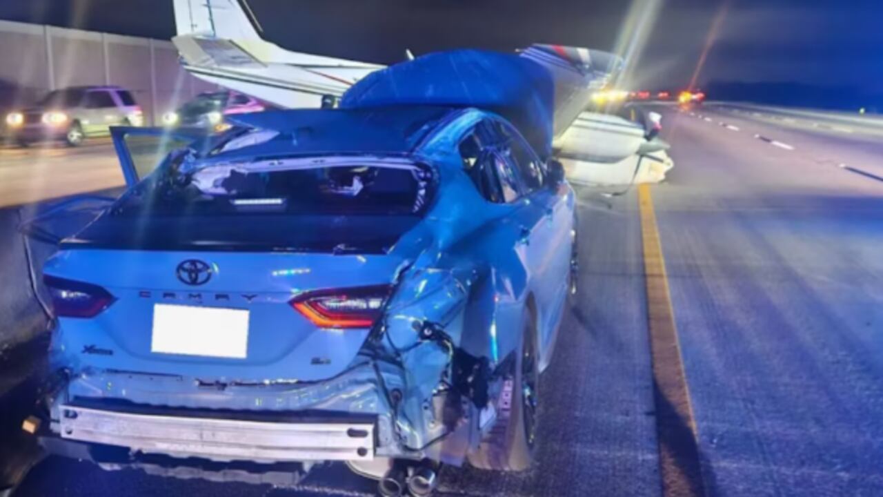 Aeronave cae sobre Toyota Camry en Estados Unidos.