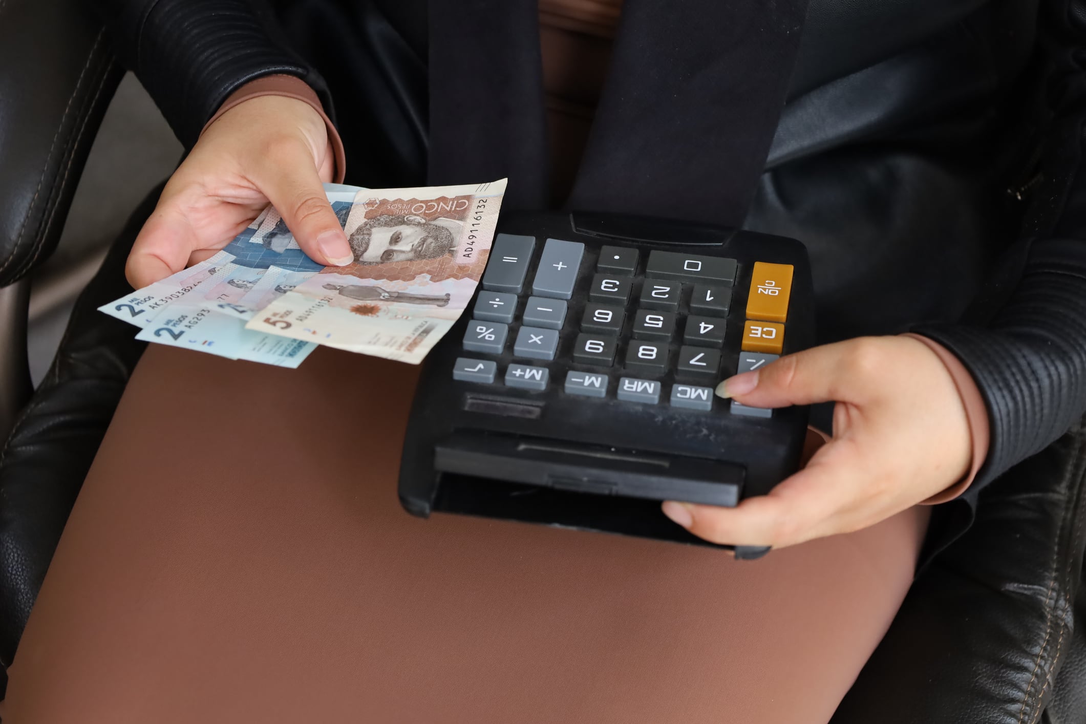 Este lunes 15 de enero, las casas de cambio son testigos de la metamorfosis de los 3.000 bolívares venezolanos en pesos colombianos, un reflejo tangible de la dinámica cambiante que caracteriza el escenario económico.