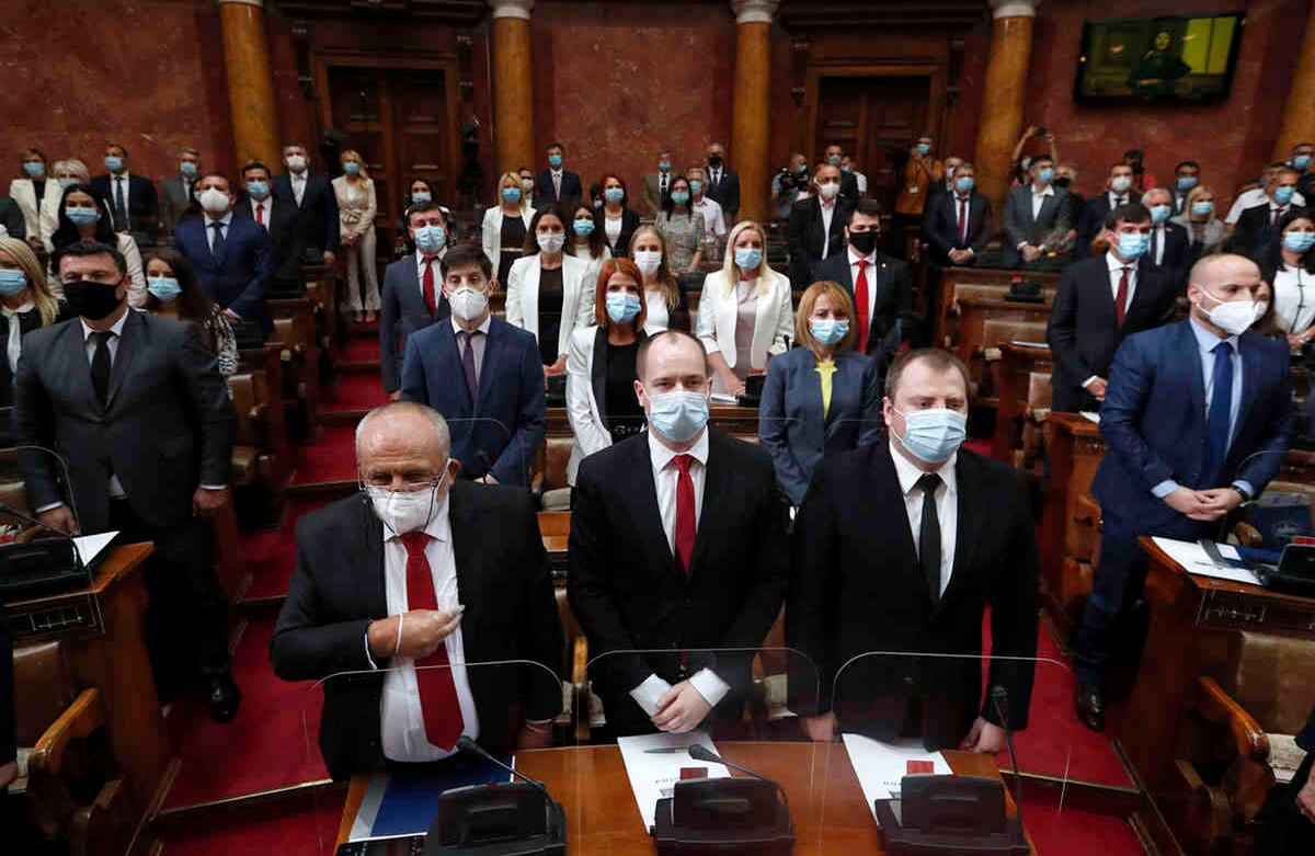 Legisladores serbios con tapabocas participan en la sesión inaugural del parlamento en Belgrado, Serbia, el lunes 3 de agosto. El parlamento serbio volvió a reunirse en medio de protestas de la oposición y partidarios de extrema derecha que afirman que las elecciones parlamentarias, ganadas abrumadoramente por los populistas gobernantes, fueron manipuladas. Foto: Darko Vojinovic / AP
