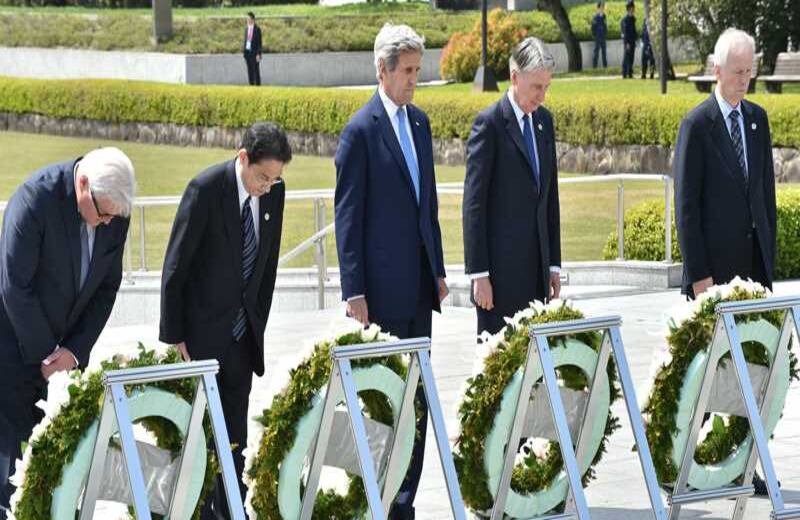 El Secretario de Estado estadounidense, John Kerry, junto con los ministros de Relaciones Exteriores de Alemania, Japón y Canadá, hacen una plegaria silencioso en memoria a las víctimas de la bomba atómica de Hiroshima, en 1945. 