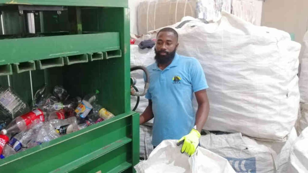 En el centro de acopio se separa, compacta y trituran los residuos que son recogidos semanalmente en San Andrés. Foto: Mauricio Ochoa Suárez