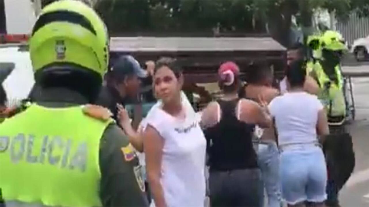 Momentos en que la policía intercepta el recorrido del cortejo fúnebre en el centro de Barranquilla.