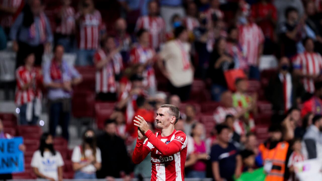 Antoine Griezmann saludando a la afición del Atlético