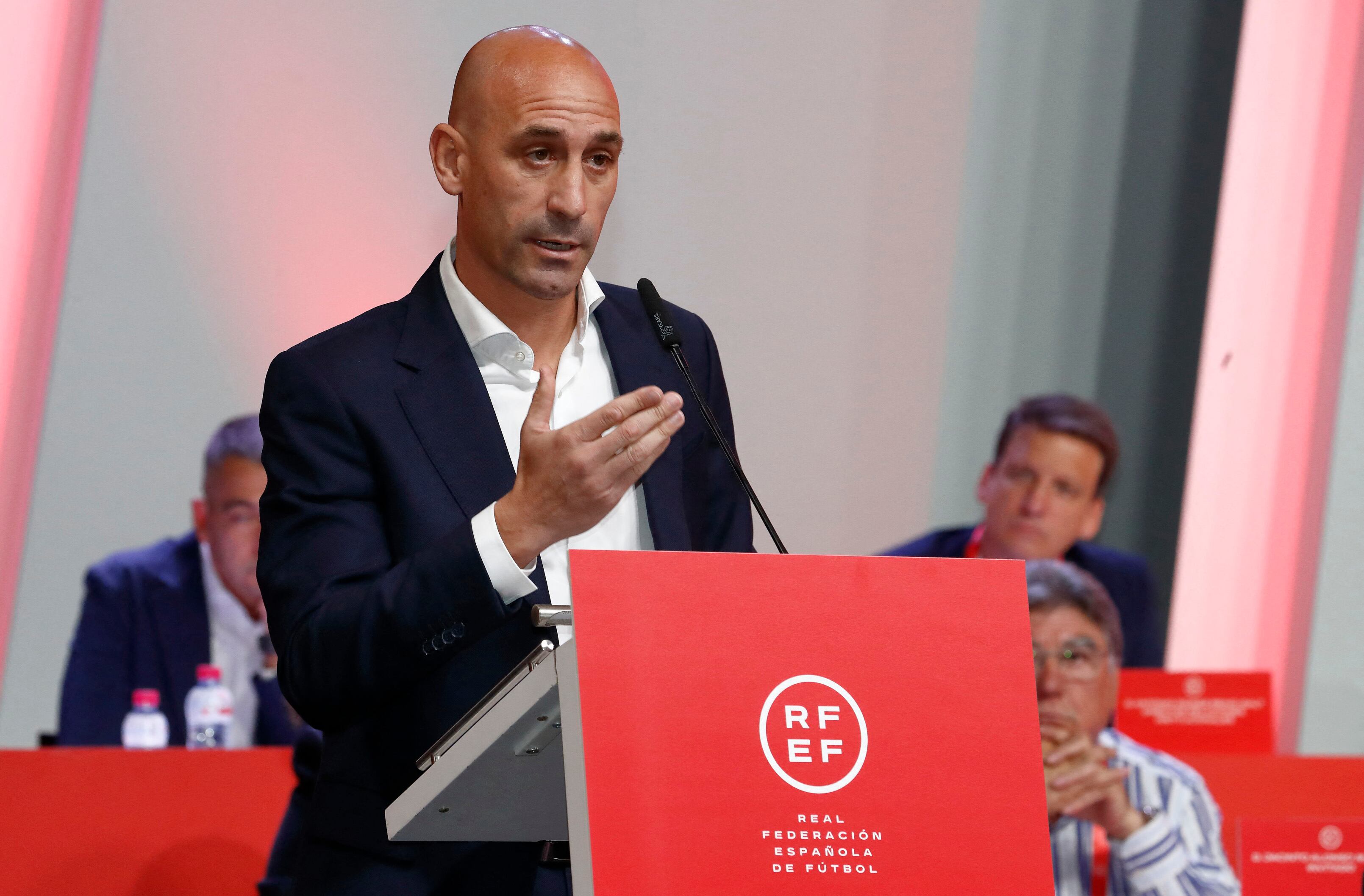 En esta imagen distribuida por la Real Federación Española de Fútbol (RFEF) el 25 de agosto de 2023, el presidente de la RFEF, Luis Rubiales, pronuncia un discurso durante una asamblea general extraordinaria de la federación el 25 de agosto de 2023 en Las Rozas de Madrid. El presidente del fútbol español, Luis Rubiales, se negó hoy a dimitir después de una semana de fuertes críticas por su beso no solicitado en los labios de la jugadora Jenni Hermoso tras el triunfo de España en el Mundial femenino. (Foto de Eidan RUBIO / RFEF / AFP) / USO RESTRINGIDO A EDITORIAL