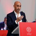 En esta imagen distribuida por la Real Federación Española de Fútbol (RFEF) el 25 de agosto de 2023, el presidente de la RFEF, Luis Rubiales, pronuncia un discurso durante una asamblea general extraordinaria de la federación el 25 de agosto de 2023 en Las Rozas de Madrid. El presidente del fútbol español, Luis Rubiales, se negó hoy a dimitir después de una semana de fuertes críticas por su beso no solicitado en los labios de la jugadora Jenni Hermoso tras el triunfo de España en el Mundial femenino. (Foto de Eidan RUBIO / RFEF / AFP) / USO RESTRINGIDO A EDITORIAL