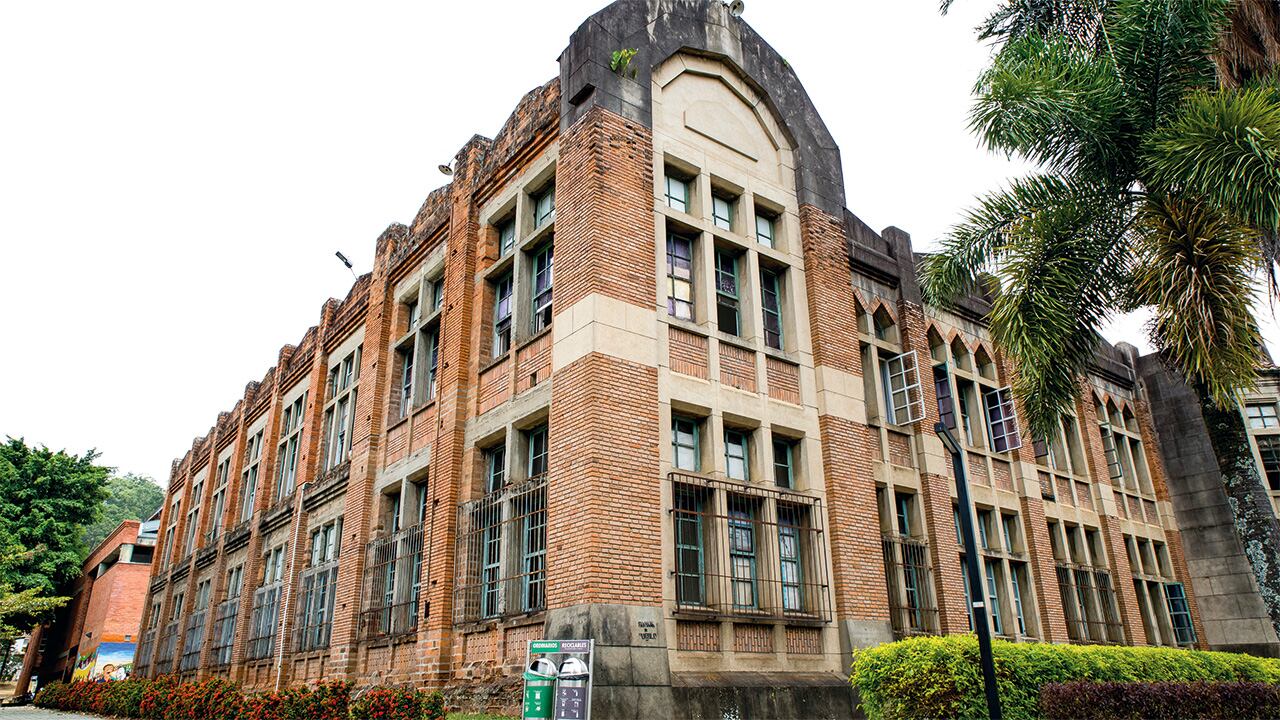 En plata blanca, son cerca de 21.000 millones de pesos que cada año la Universidad del Valle tiene que salir a buscar para cumplir con esas obligaciones.