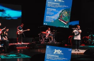 A lo largo de su historia, el jazz ha incorporado influencias, instrumentos y maneras de interpretar provenientes de diferentes territorios.