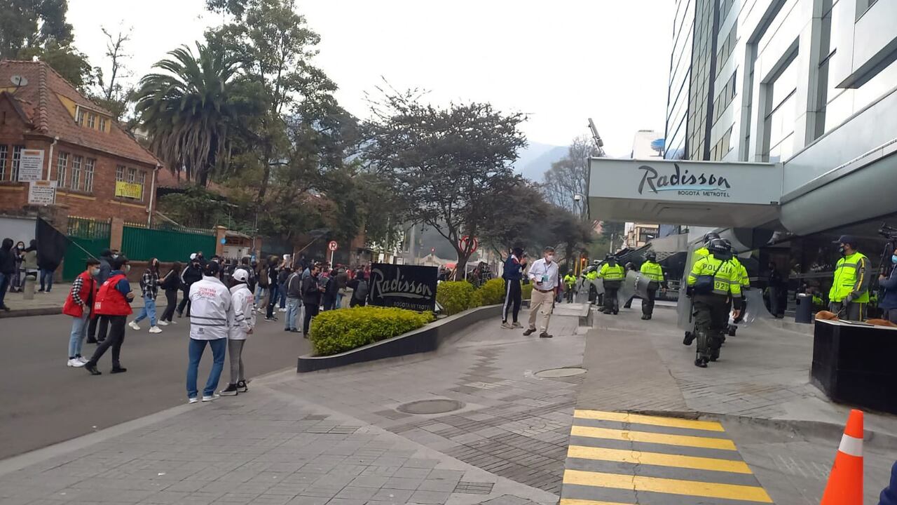 Encapuchados atacan hotel Radisson, donde se lleva a cabo el Foro de Madrid.