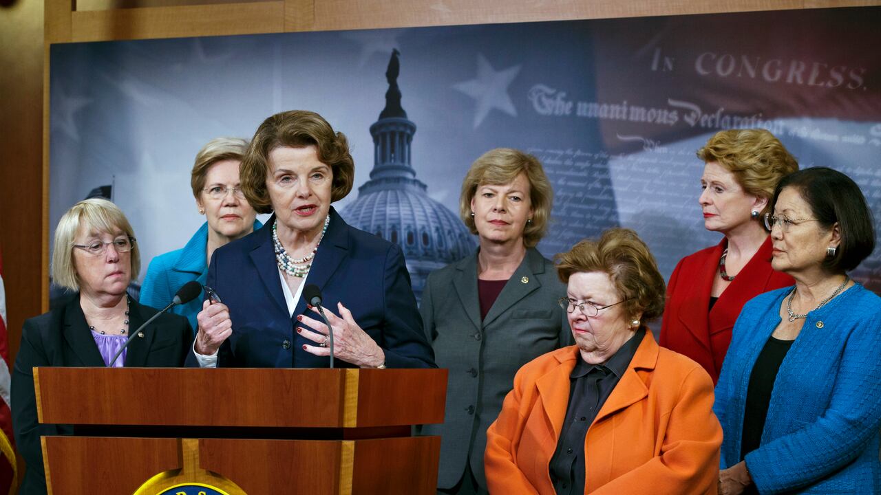 Dianne Feinstein en 2014 con otras senadoras, durante una rueda de prensa en el Capitolio de Estados Unidos, en Washington.