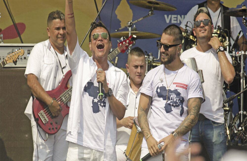 Silvestra Dangond junto con Maluma ostentan la amistad que sostienen hace unos años y le cantan a los venezolanos. 