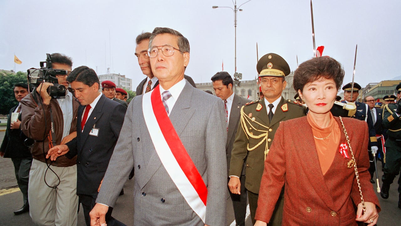 En la foto: el expresidente peruano Alberto Fujimori y la primera dama Susana Higuchi, en Lima, Perú, el 28 de julio de 1994. (Foto AP / Marcelo Salinas, Archivo)
