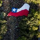 Simpatizantes del candidato presidencial Gabriel Boric, de la coalición Apruebo la Dignidad, asisten a la manifestación de clausura de su campaña antes de la segunda vuelta de las elecciones presidenciales en Santiago, Chile, el jueves 16 de diciembre de 2021. Foto AP / Matias Delacroix