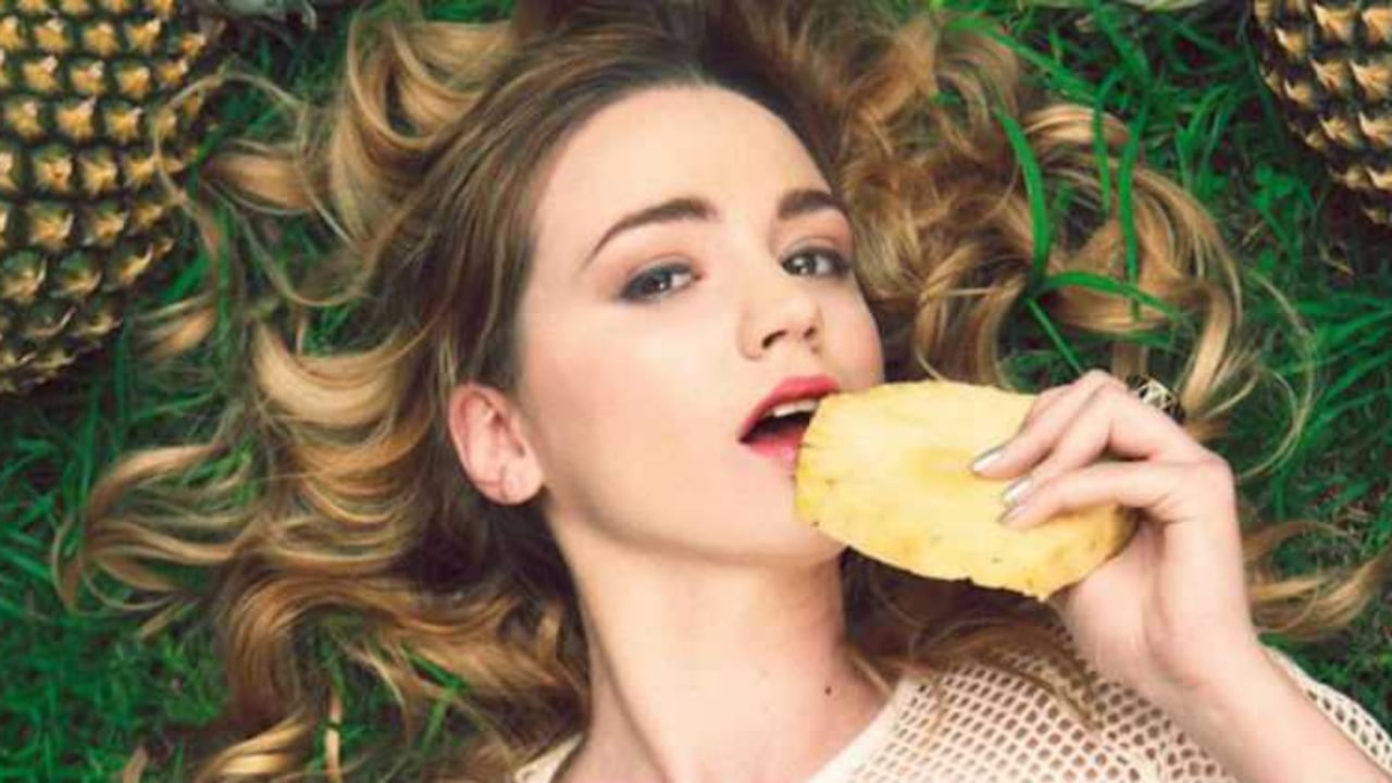 El rector del colegio le informó a la profesora que la foto en la que posó desnuda era la razón para no renovar su contrato.