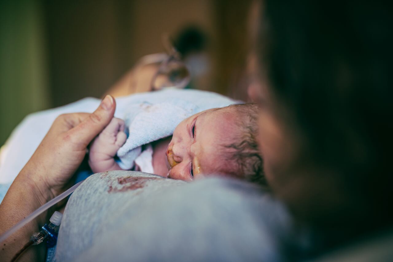 Bebé reposa en el pecho de su mamá