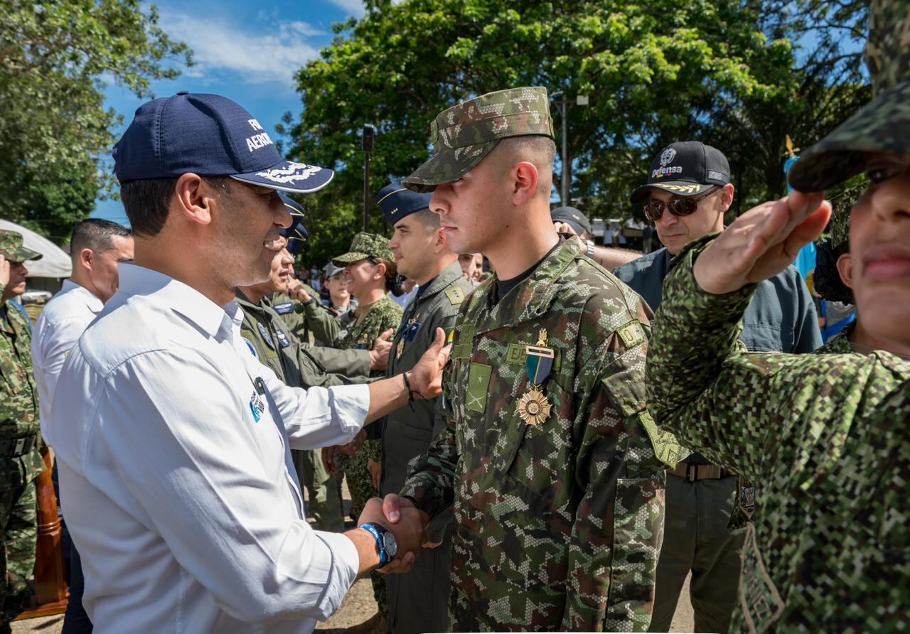 Militares que también ayudaron a atender la emergencia del Hércules fueron condecorados por su arrojo y valentía.
