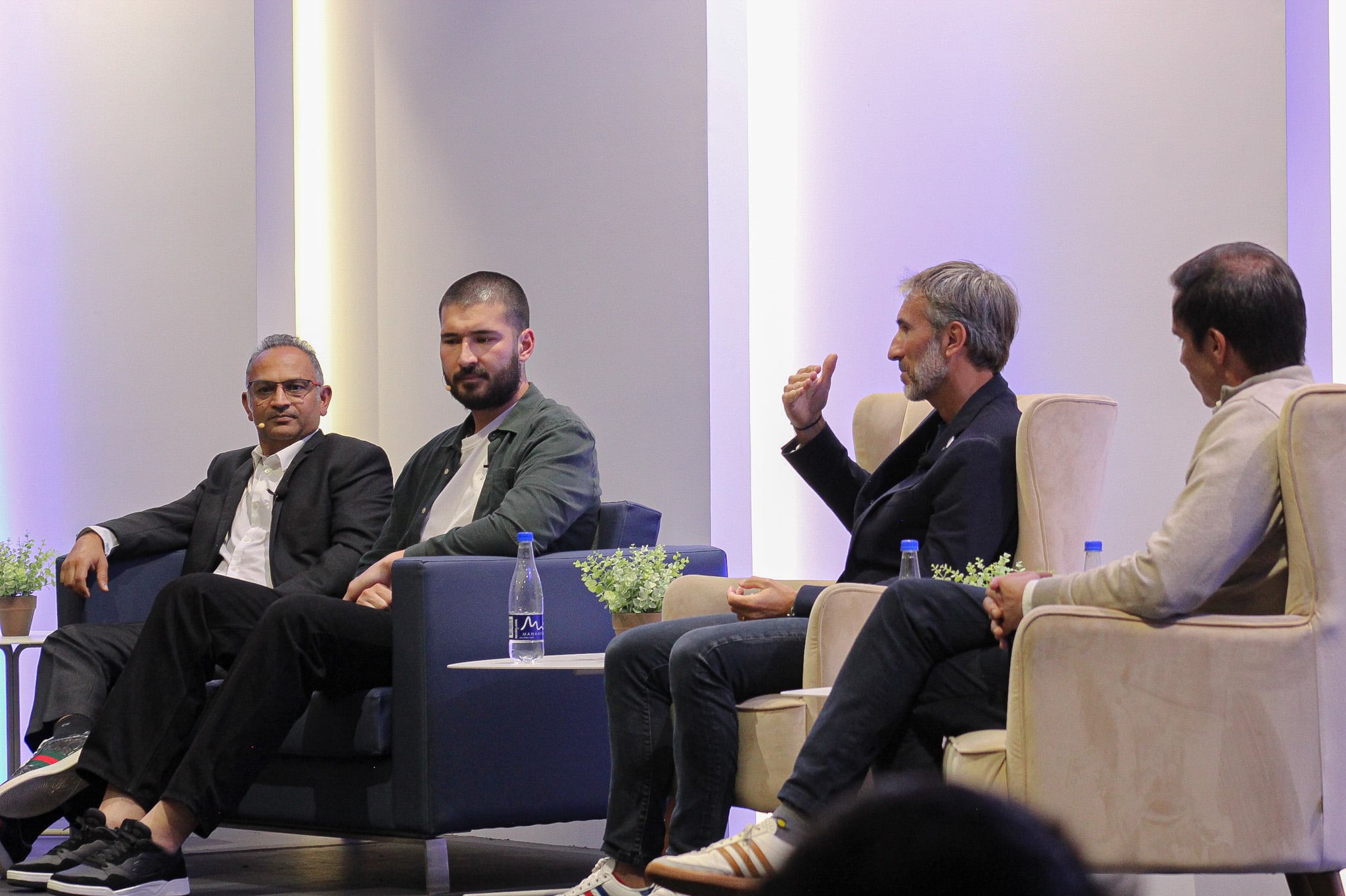 Imagen del conversatorio organizado por Foundever para reflexionar sobre inteligencia artificial y servicio al cliente.