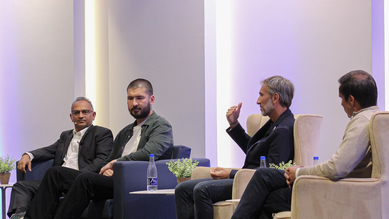 De izquierda a derecha: Dhruval Shah, Julián Contreras, Olivier Camino y Manuel Riaño conversan sobre los desafíos y potencialidades de la inteligencia artificial en el sector BPO.