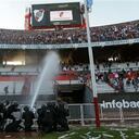 La policía debió controlar con agua la ira de los seguidores de River Plate en el estadio 'Monumental'.