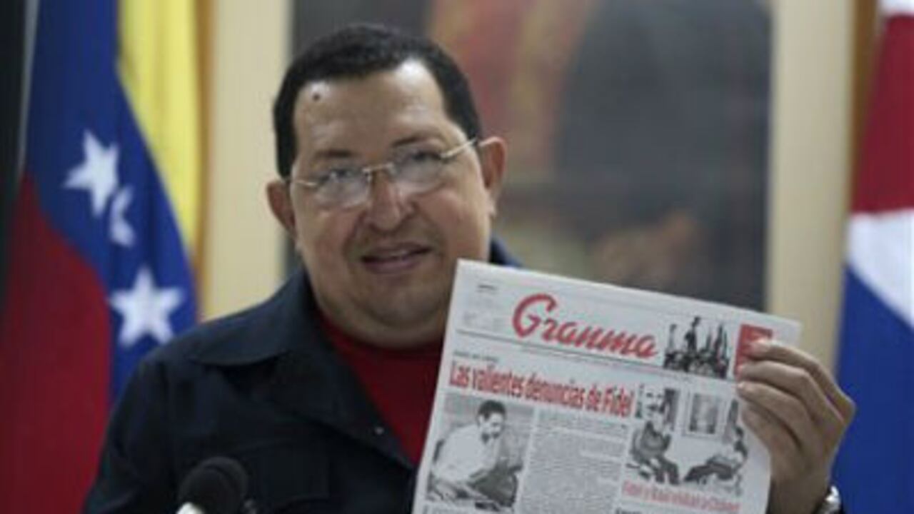 El presidente venezolano Hugo Chávez posa junto con una copia del diario cubano Granma, el sábado.