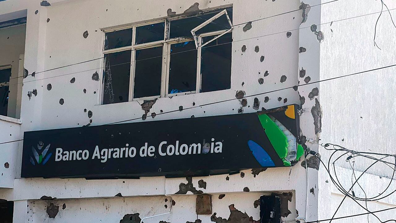 La mitad de Buenos Aires, Cauca, se convirtió en ruinas luego de que las disidencias de las Farc lanzaron un brutal ataque con explosivos contra el comando de la Policía, donde estaban atrincherados 17 uniformados.  