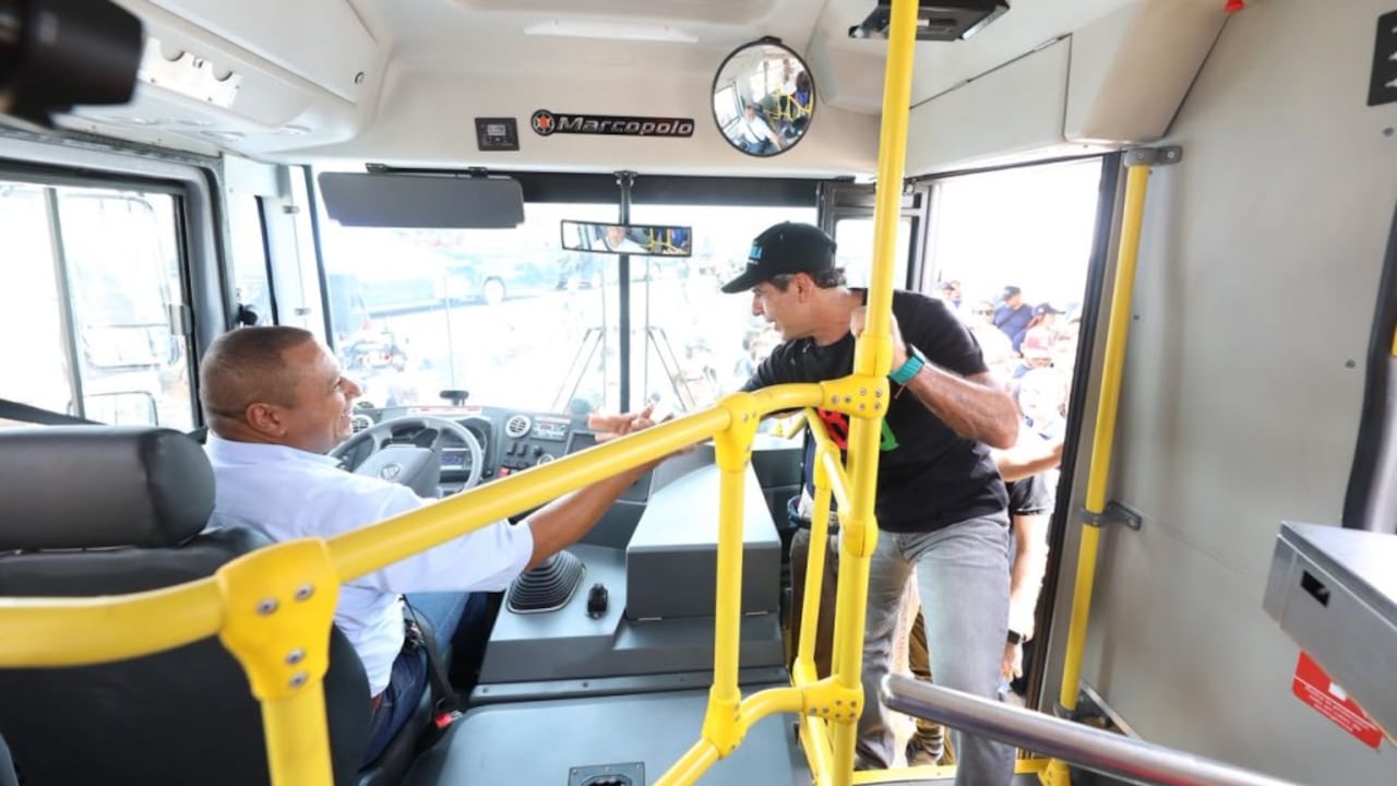 Alcalde de Barranquilla, Alejandro Char, en uno de los nuevos buses
