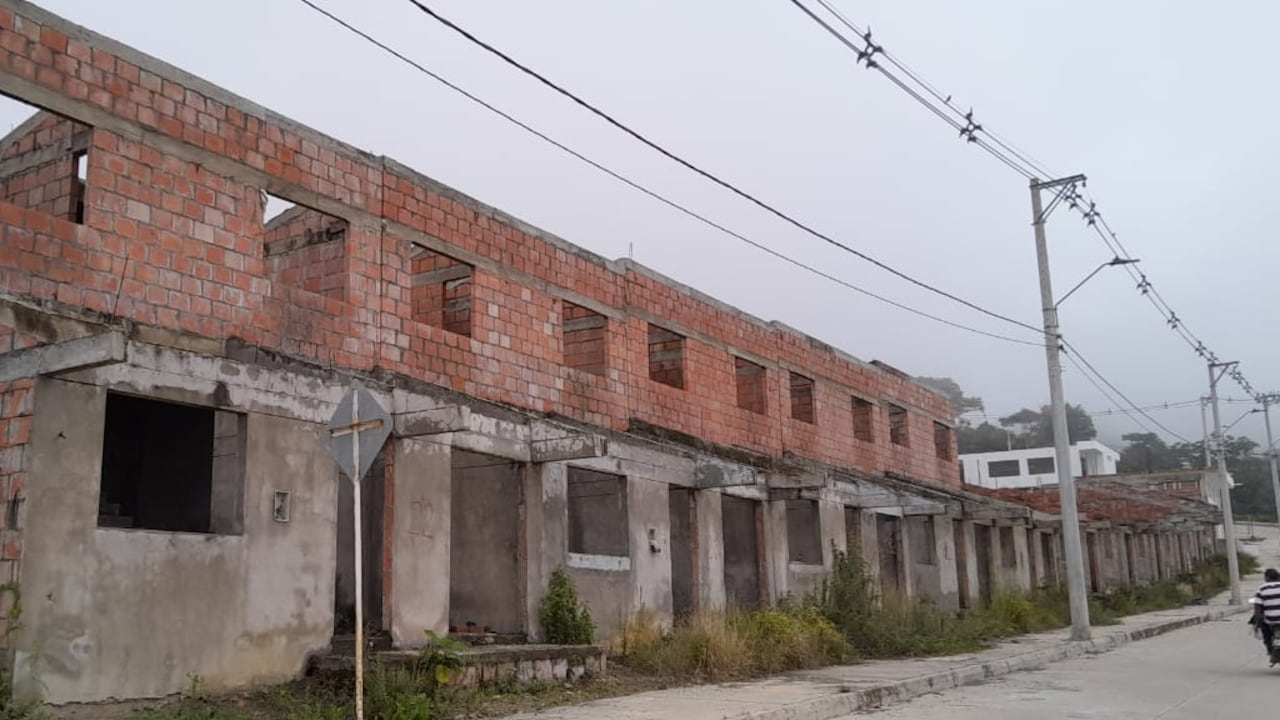 128 familias llevan más de una década esperando su vivienda tras una falla geológica que sepultó el pueblo.