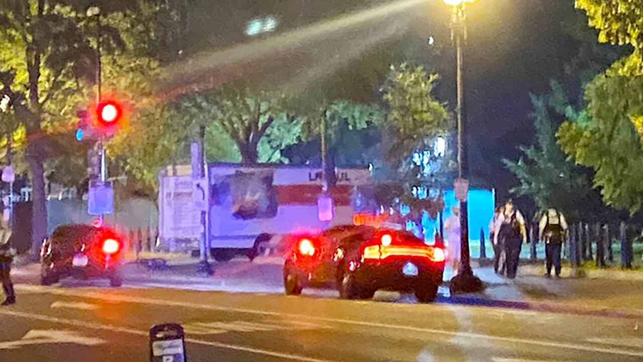 Hombre estrelló camión contra reja de la Casa Blanca.