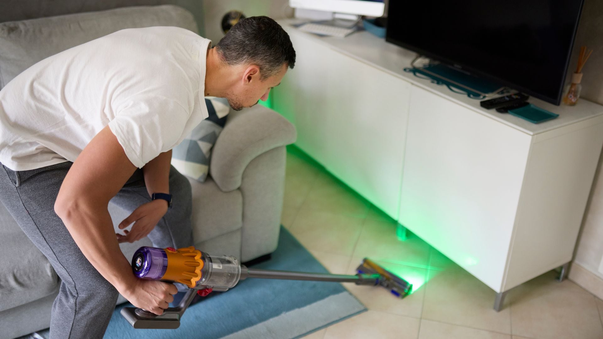 Las aspiradoras inalámbricas son útiles para eliminar el polvos de todos los espacios de la casa.