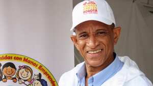 Luis Cova llegó a Bogotá a dar clases de inglés y francés, pero le ha tocado trabajar en cualquier oficio.