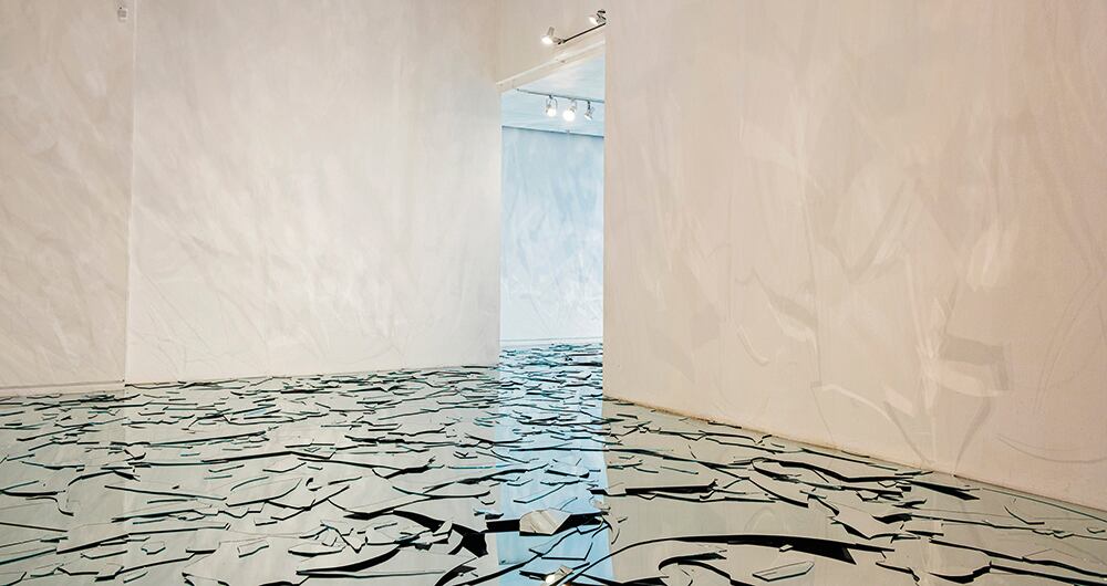 Kader Attia refleja su visión sobre la ruptura traumática.