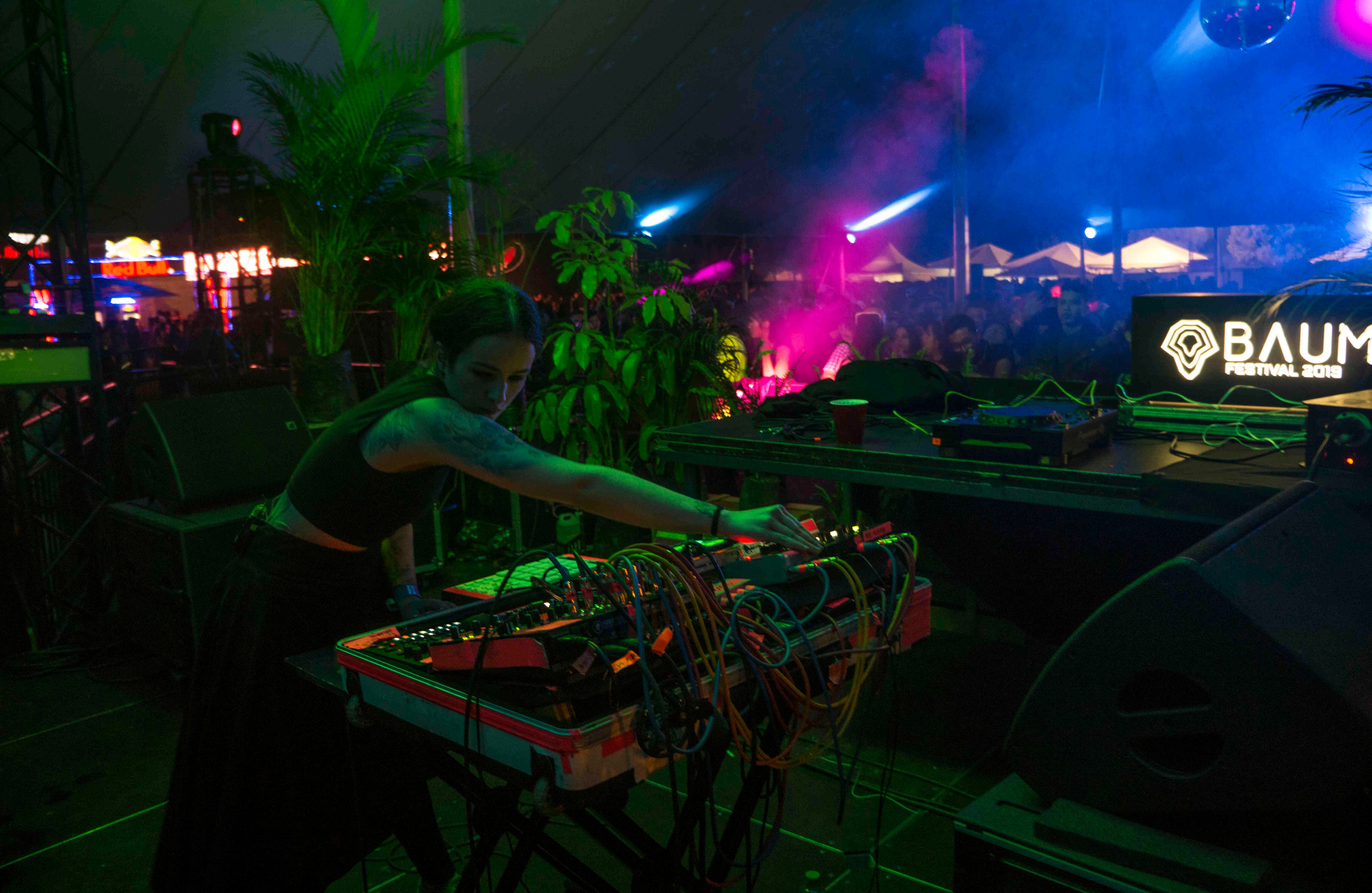 Aplausos de pie para Ela Minus que se tomó el escenario Paramo y regaló una presentación llena de intimidad. La artista destaca dentro del cartel por el uso de tecnología análoga en sus shows en vivo, además toma el micrófono y canta, mira a los ojos como si dedicara canciones. Se escucharon varios halagos desde el público poco frecuentes, enamoró.