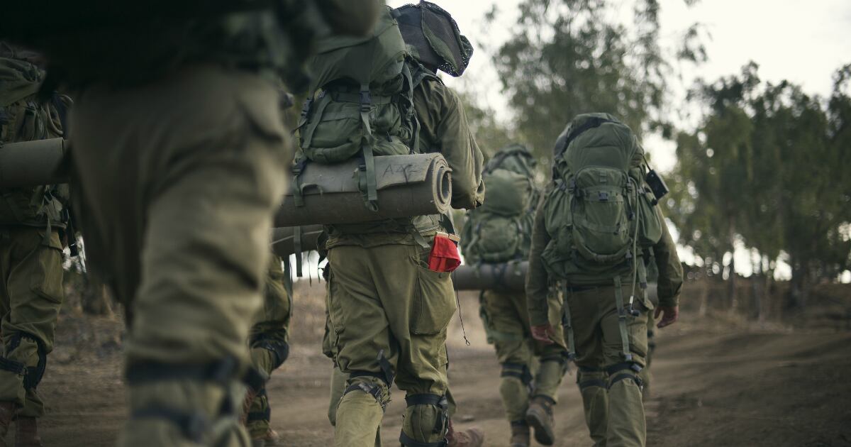 Militares: Los militares empiezan sus carreras desde los rangos más bajos y avanzan hasta los más altos. En EE.UU. un militar tiene derecho a una vivienda y a una manutención. En Rusia el sueldo de un militar se realiza en varios pagos según rango y destino del servicio.