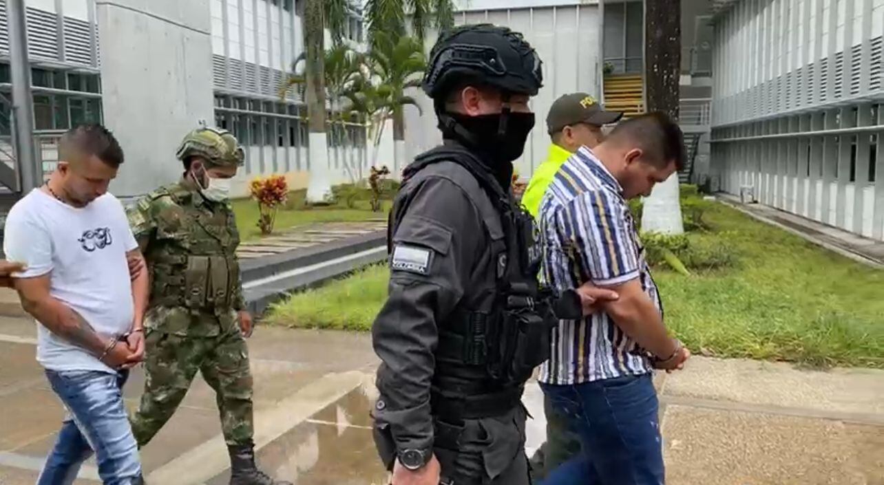 El sujeto de camiseta blanca sería el presunto conductor de la moto donde se movilizaba alias Cofla, según la Policía.