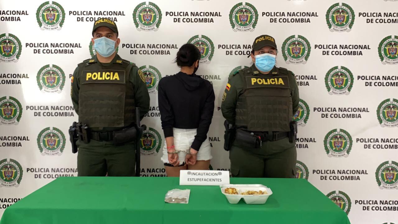 La mujer de 21 años que intentó ingresar el alimento fue capturada.