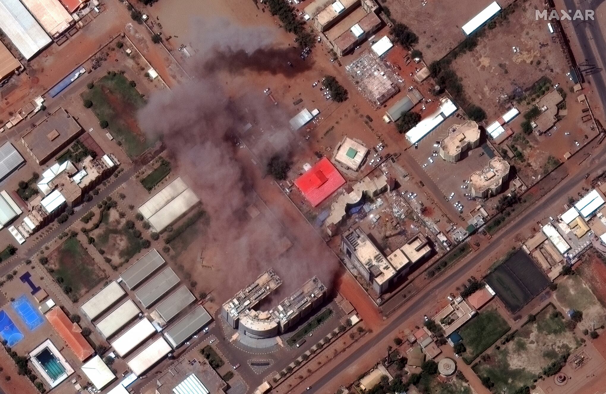 En imágenes Fuerzas rivales luchan en la capital de Sudán