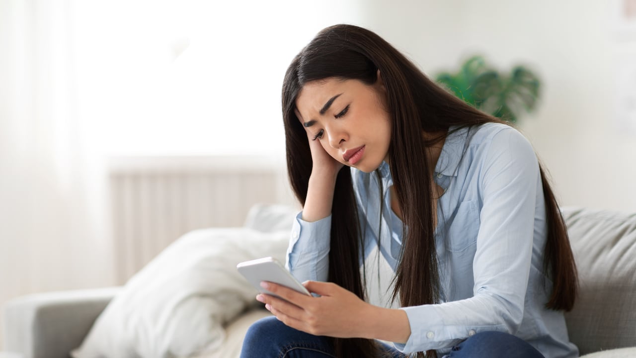 Aunque los fraudes están cada vez más sofisticados, existen señales claras que pueden ayudarte a identificar una estafa.