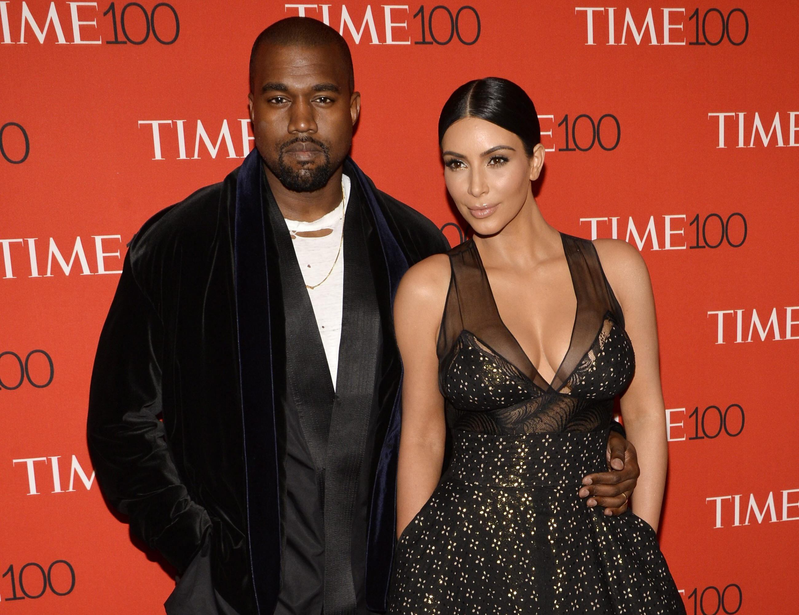 El músico estadounidense Kanye West (i) y Kim Kardashian (d) posan a su llegada a la gala de celebración anual de los 100 personas más influyentes en el mundo según la revista Time en Nueva York (EE.UU.).