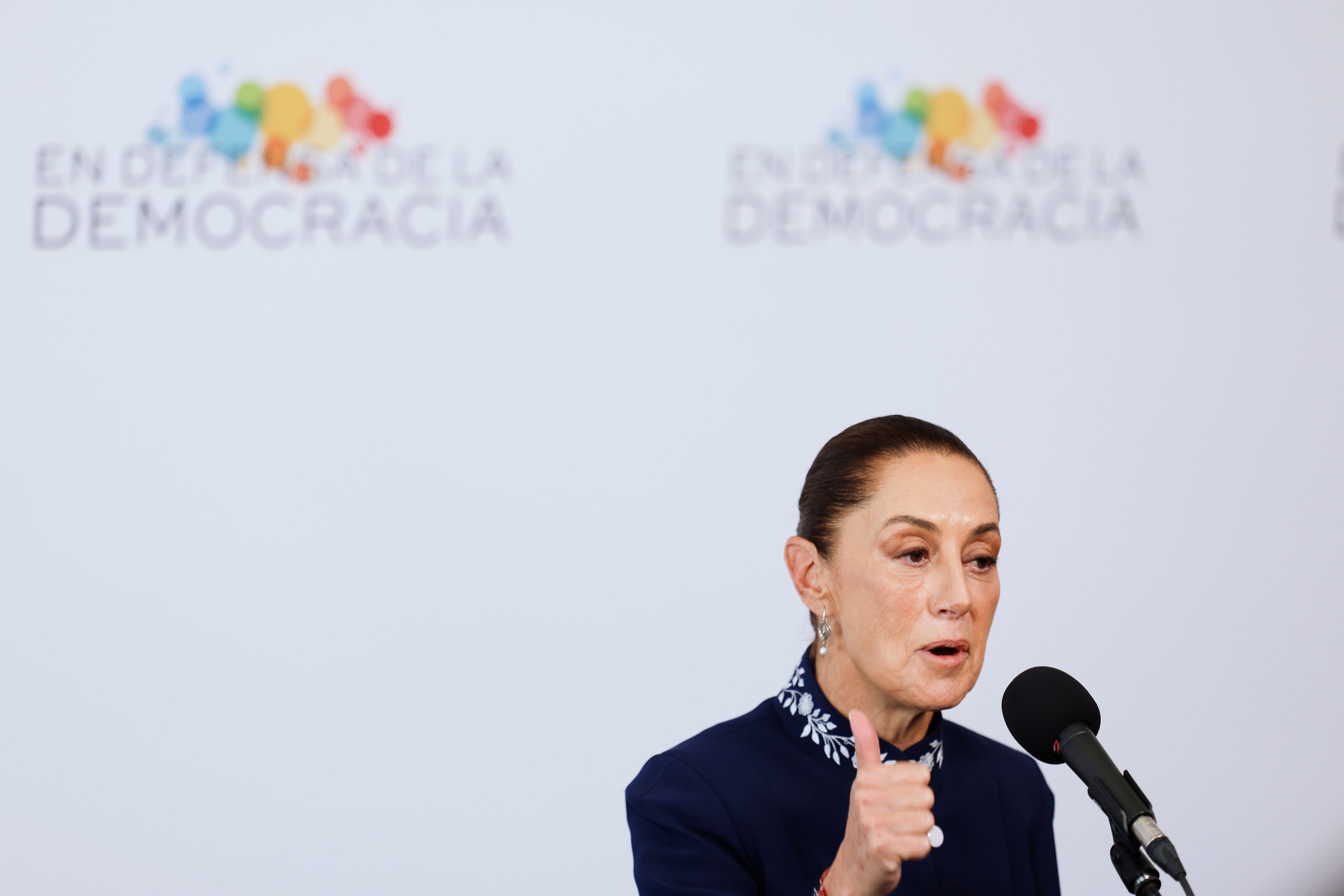 La presidenta mexicana Claudia Sheinbaum se dirige a los medios de comunicación en la cumbre Reunión en Defensa de la Democracia, celebrada en Barcelona, España.