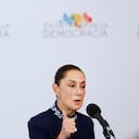 La presidenta mexicana Claudia Sheinbaum se dirige a los medios de comunicación en la cumbre Reunión en Defensa de la Democracia, celebrada en Barcelona, España.