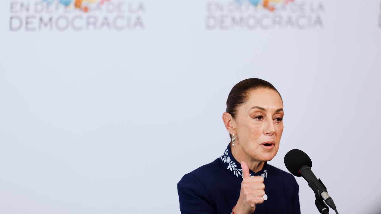 La presidenta mexicana Claudia Sheinbaum se dirige a los medios de comunicación en la cumbre Reunión en Defensa de la Democracia, celebrada en Barcelona, España.