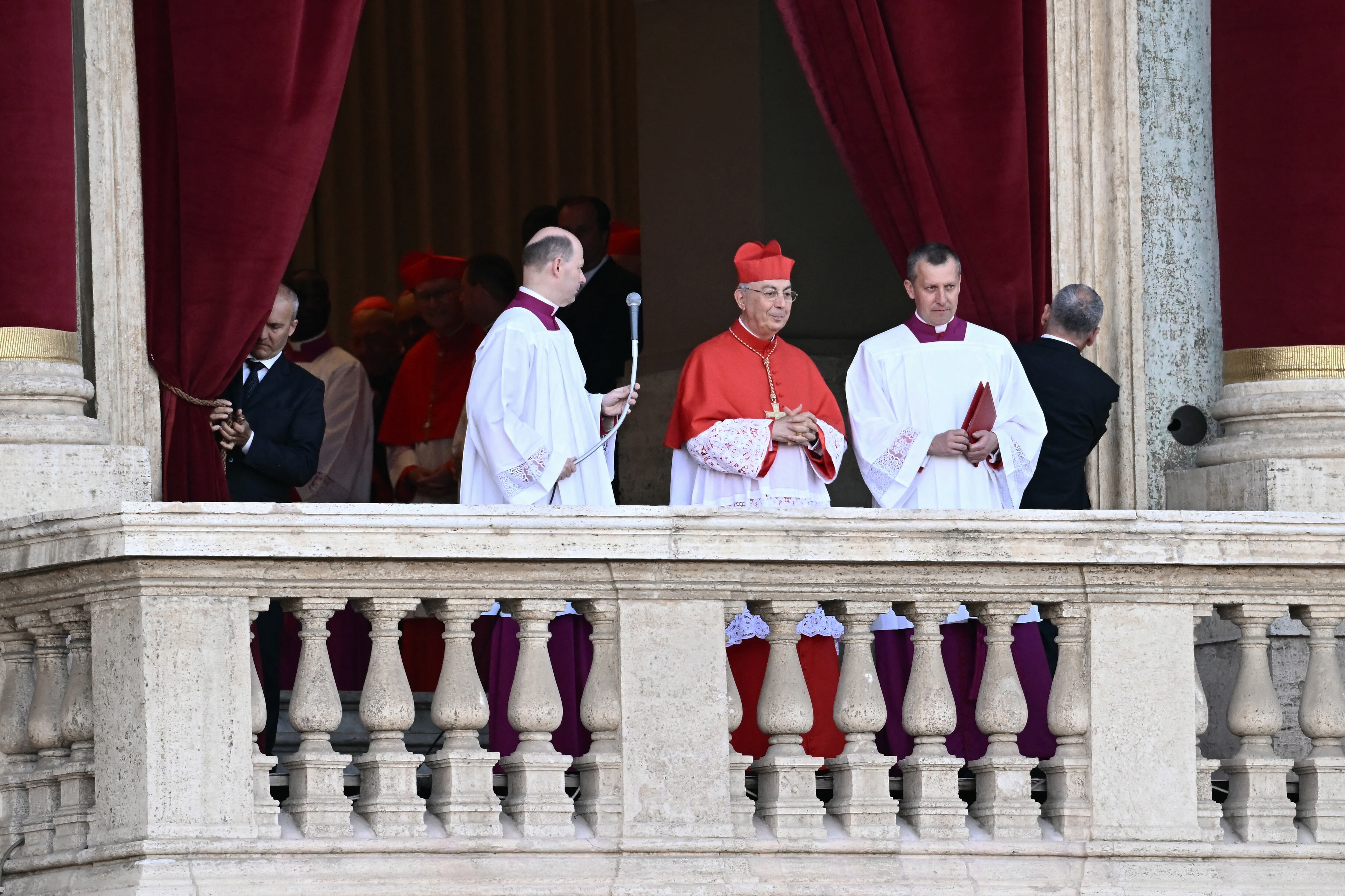 El cardenal Dominique Mamberti hizo el anuncio de que León XIV es el nuevo Papa. (Photo by Filippo MONTEFORTE / AFP)