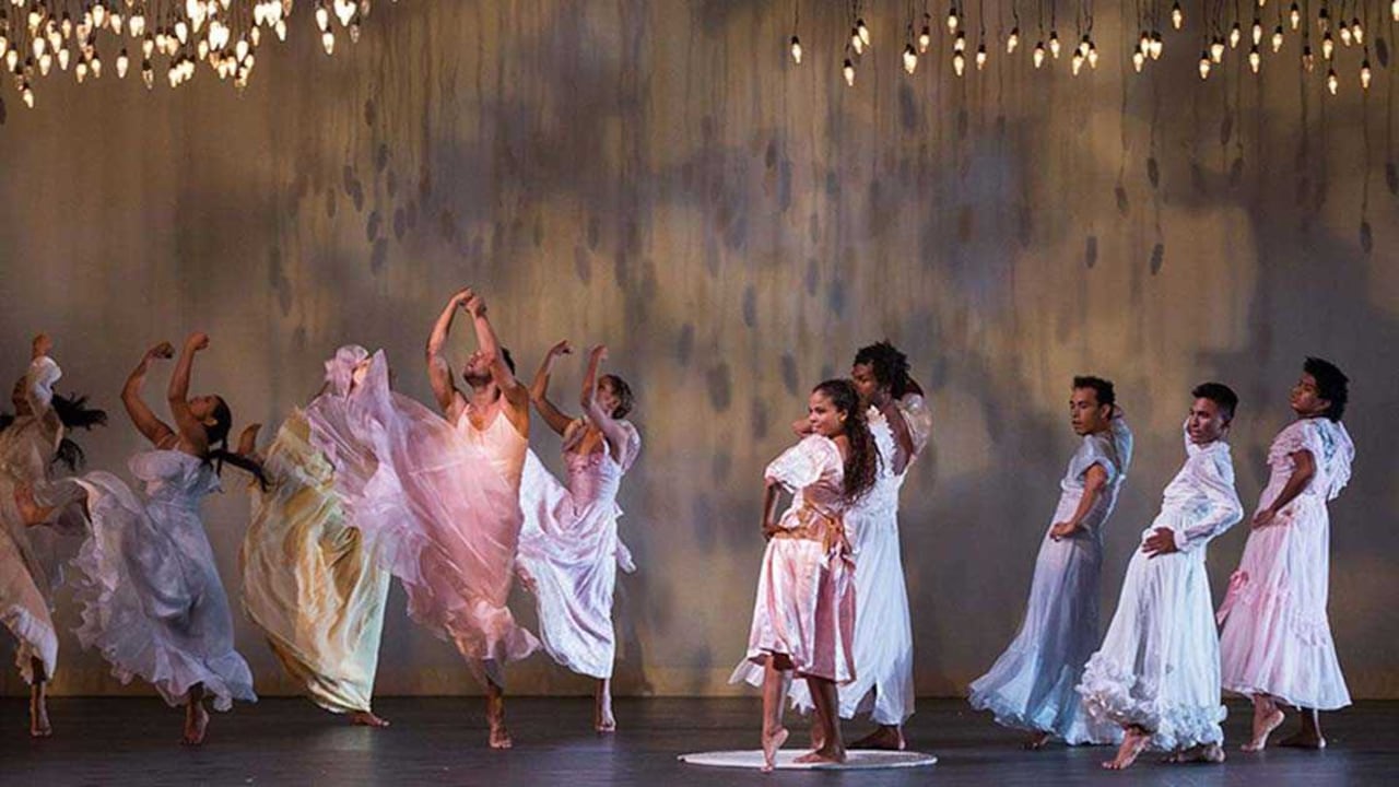 La compañía del Colegio del Cuepro en plena representación.