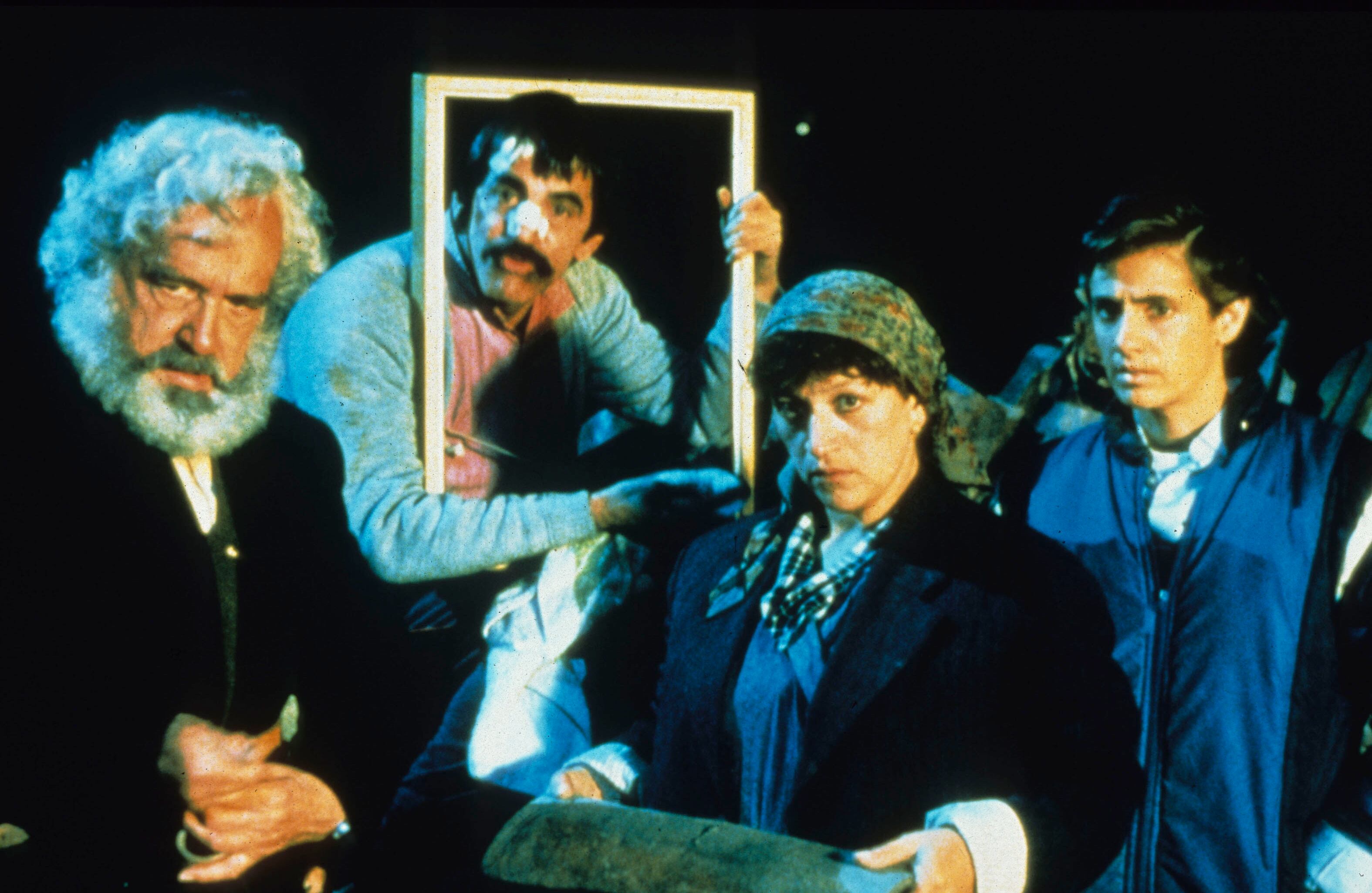 La estrategia del caracol (1993). Muchos críticos coinciden en que es la mejor película colombiana de la historia. Dirigida por Sergio Cabrera, la cinta retrata las penas de familias de bajos recursos de Bogotá que se enfrentan a un desalojo. Se llevó más de 30 premios en diferentes certámenes, entre ellos el primer Premio OCIC en el Festival Internacional de Cine de Berlín para Colombia. Foto: Caracol Televisión