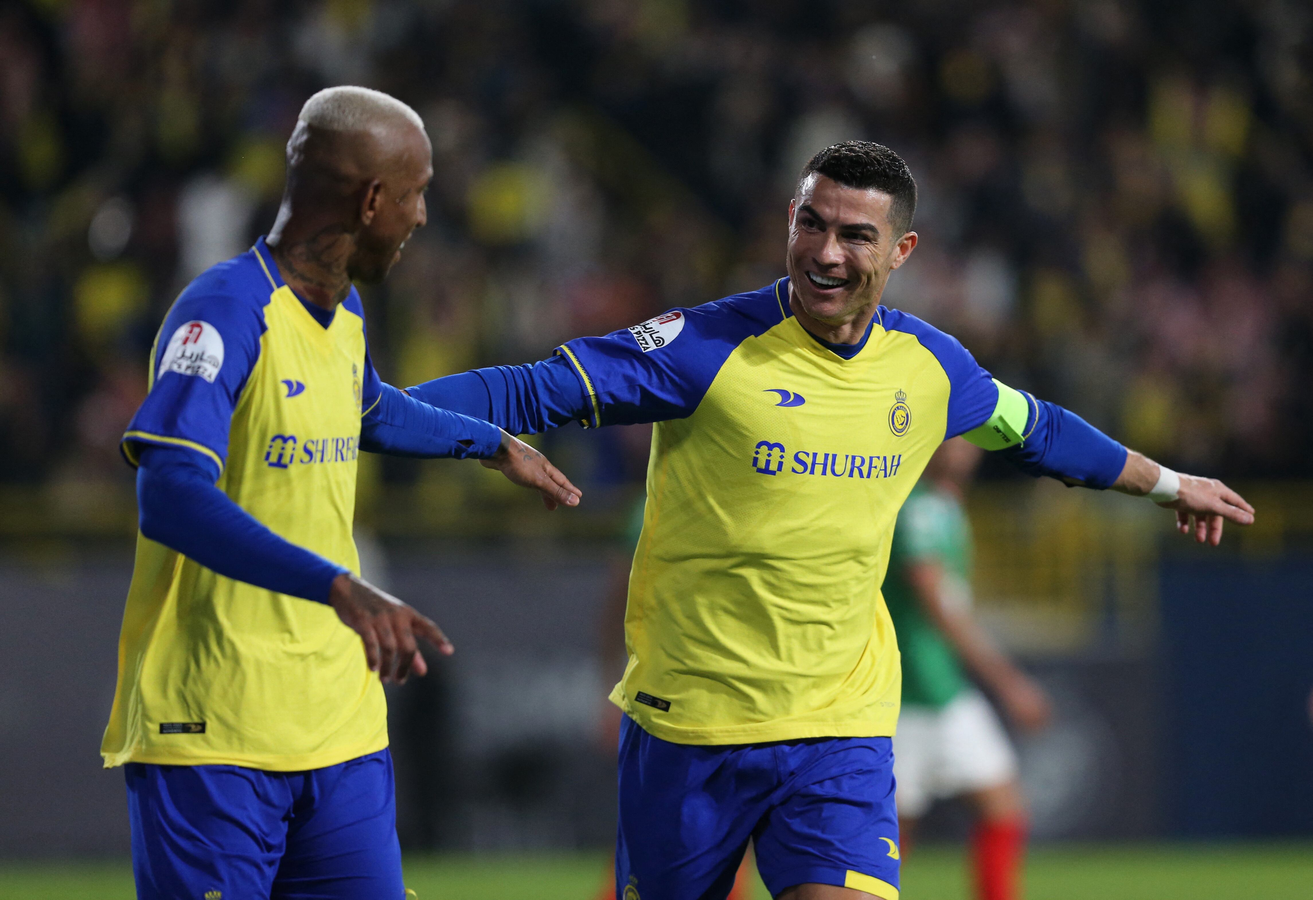 Cristiano Ronaldo y Anderson Talisca celebrando el gol de Al Nassr.