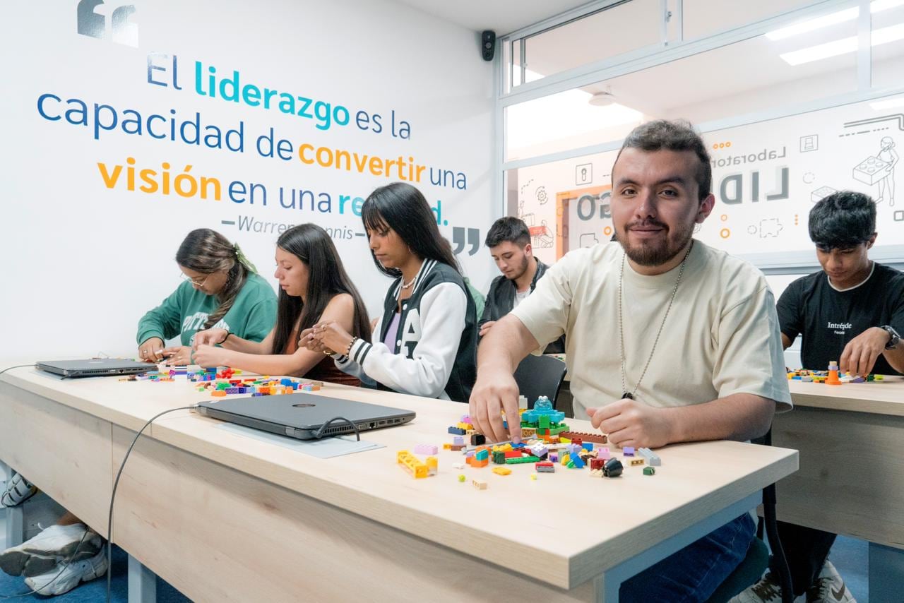 El nuevo modelo educativo universidad-empresa que ha implementado este año la Fundación Universitaria Compensar, está añadiendo peso al valor empresariado de la región, tras poner en funcionamiento los ejercicios tecnológicos y profesionales, que han dado al 85% de sus egresados un empleo fijo.