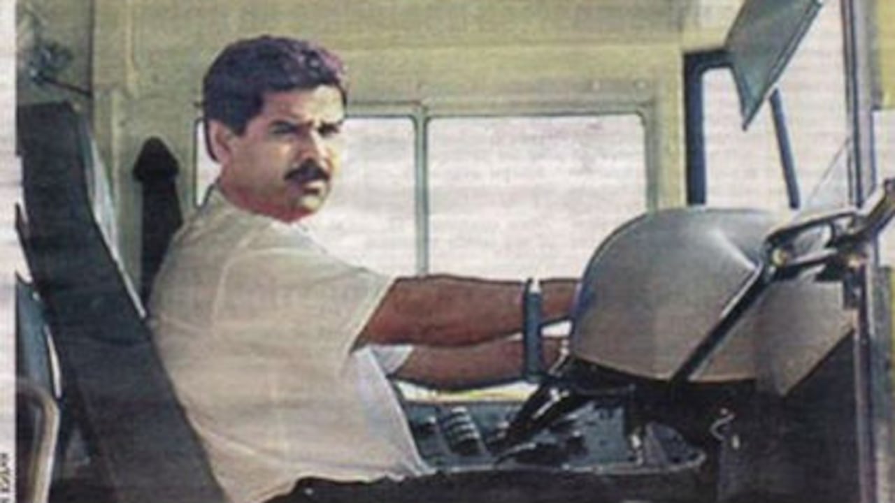 Fotografía de la época en que Nicolás Maduro fungía como conductor de bus.