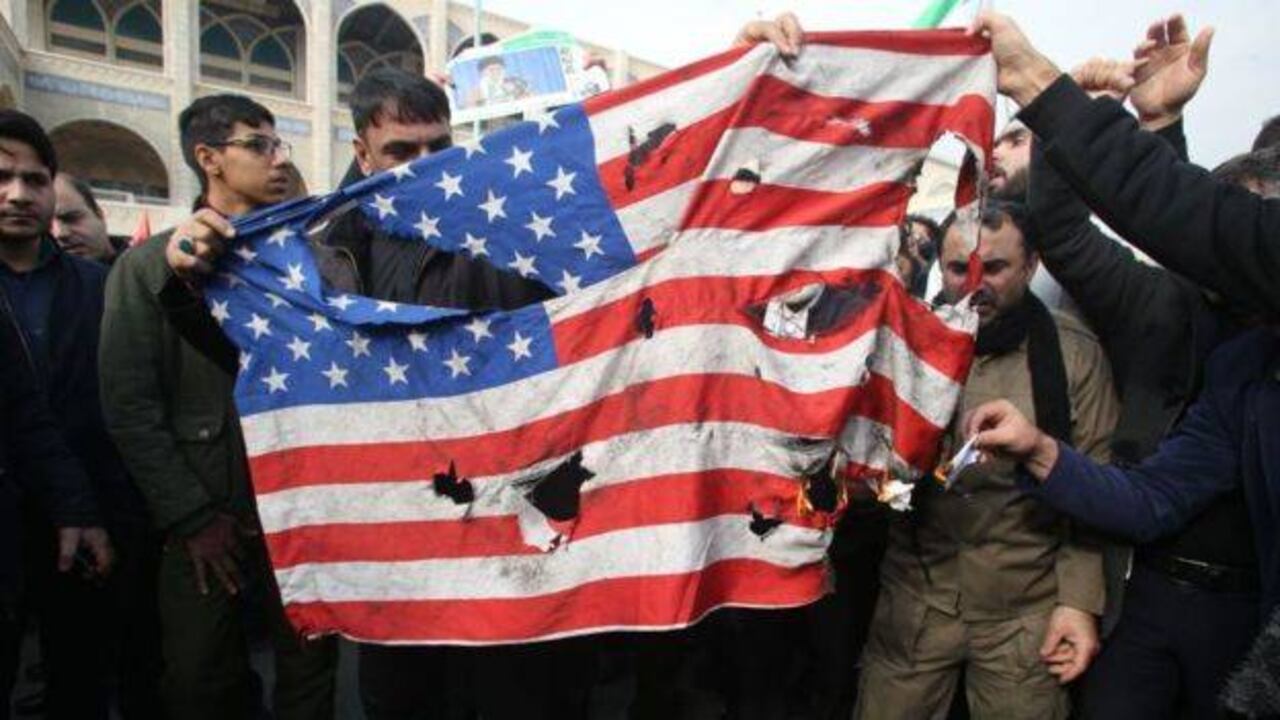 Iraníes queman la bandera de Estados Unidos como señal de venganza. - SEMANA